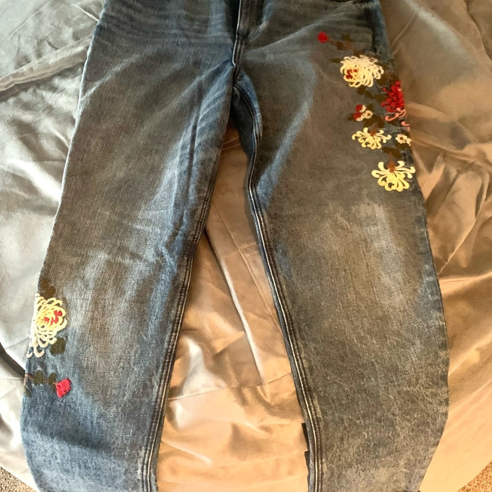 Express Embroidered Floral High Rise Boyfriend Jeans. Size 8